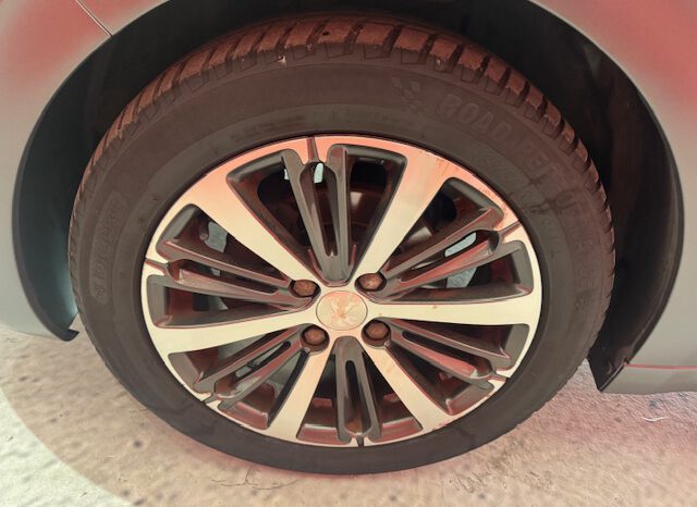 PEUGEOT 208 lleno
